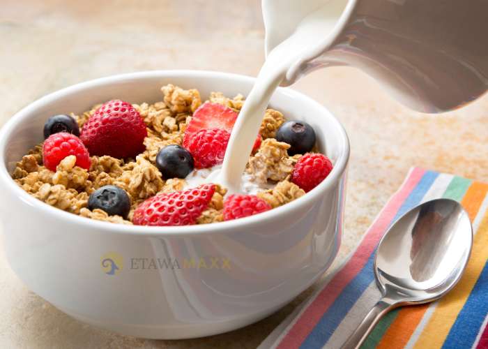 Resep granola homemade superfood dengan susu kambing EtawaMaxx: kombinasi sarapan praktis dan bergizi untuk gaya hidup aktif Gen Z & Gen Y.